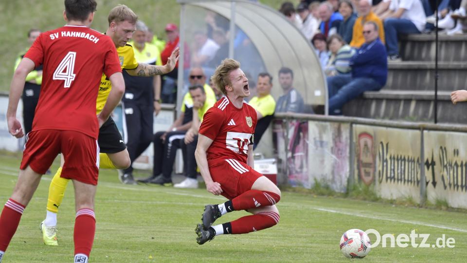 Impressionen vom Spitzenspiel der Fußball-Bezirksliga Nord zwischen dem FC Amberg (gelbe Trikots) und dem SV Hahnbach. Die Partie endete mit 2:1. Bild: Hubert Ziegler