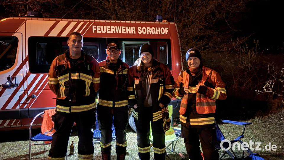 Einer der vielen Trupps der Feuerwehr Sorghof und Sigl, die für die Verkehrsabsicherung und die Parkplatzeinweisung zuständig waren. Bild: Lukas Büchold
