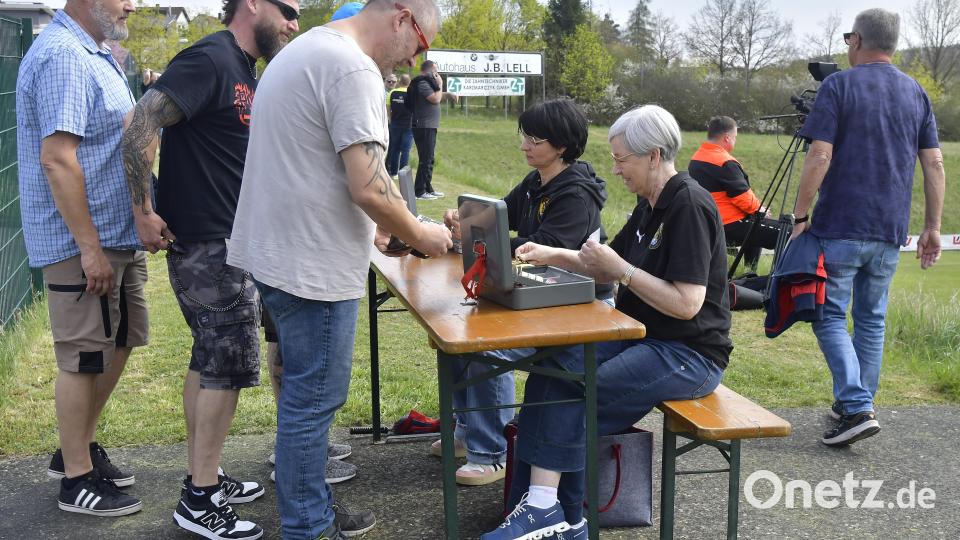 Impressionen vom Spitzenspiel der Fußball-Bezirksliga Nord zwischen dem FC Amberg (gelbe Trikots) und dem SV Hahnbach. Die Partie endete mit 2:1. Bild: Hubert Ziegler
