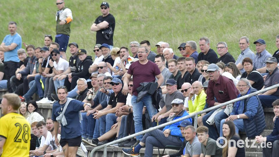 Impressionen vom Spitzenspiel der Fußball-Bezirksliga Nord zwischen dem FC Amberg (gelbe Trikots) und dem SV Hahnbach. Die Partie endete mit 2:1. Bild: Hubert Ziegler