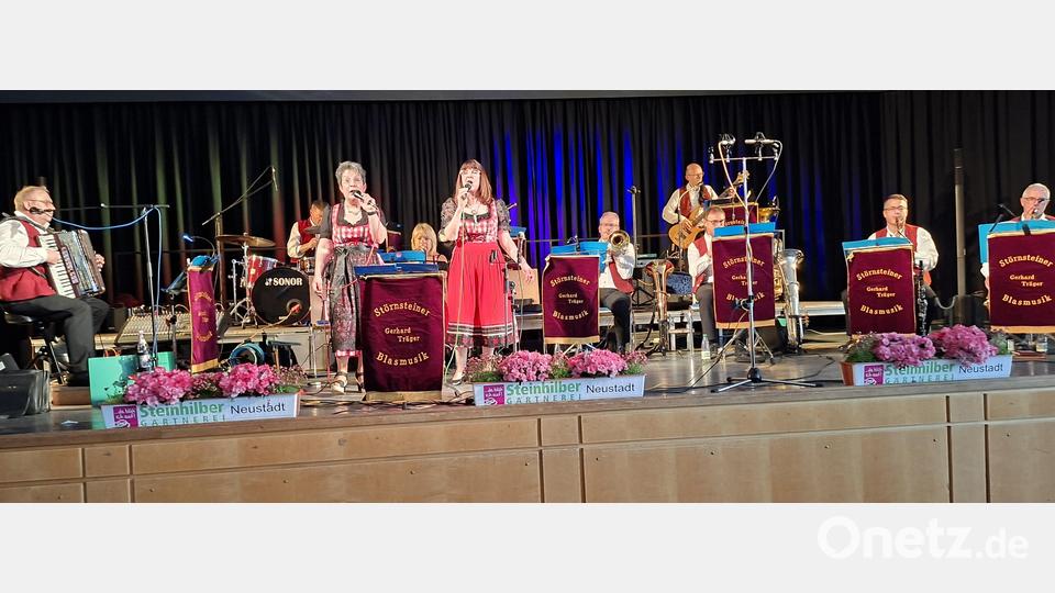 Beste instrumentale und gesangliche Unterhaltung bot die Störnsteiner Blasmusik unter Leitung von Gerhard Träger beim Benefizkonzert in der Neustädter Stadthalle. Bild: mas