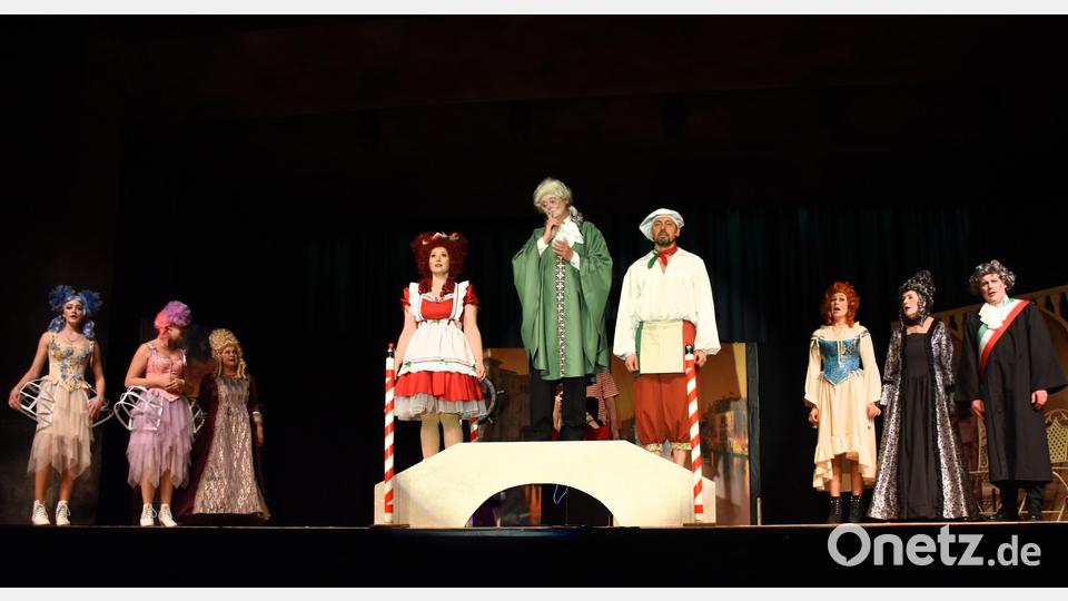 In nahezu allen Szenen singen die Darstellerinnen und Darsteller entweder im Chor miteinander oder liefern sich Duette, die sehr schön klingen. Bild: ubb