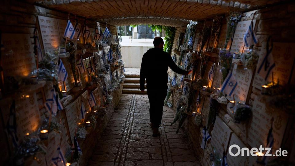 Jom HaSikaron-Gedenktag - Ein Mann besucht den Militärfriedhof Mount Herzl in Jerusalem am Vorabend des jährlichen israelischen Gedenktages für die gefallenen Soldaten. Bild: Ohad Zwigenberg/AP/dpa