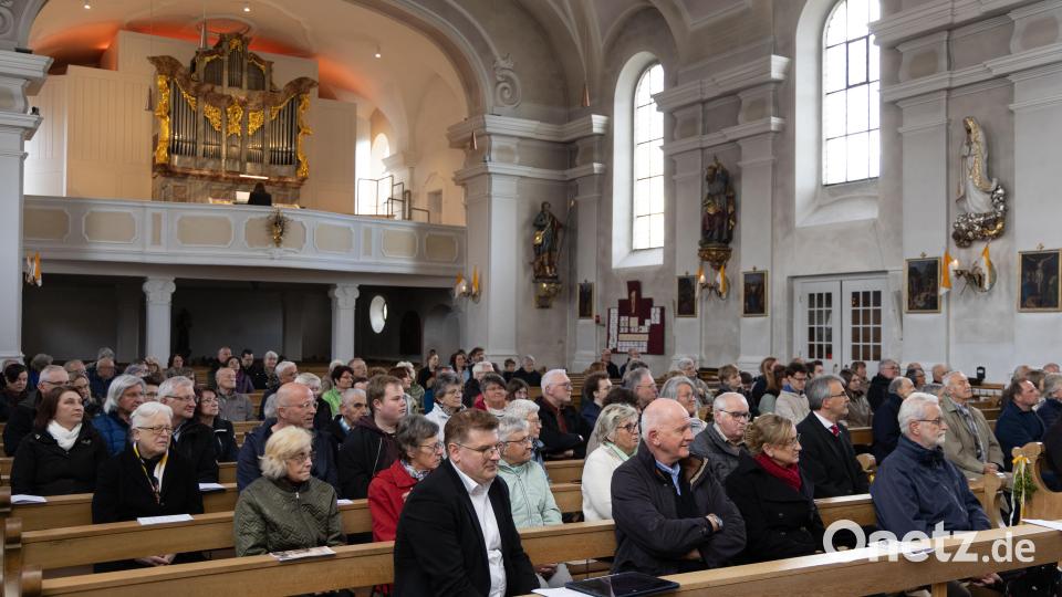 Unter den Gästen befand sich auch Seniorchef Hans-Georg Vleugels von der Orgelbaufirma Vleugels gemeinsam mit seiner Gattin, der eigens zum Geburtstagskonzert der Orgel angereist war. Bild: Roland Wellenhoefer