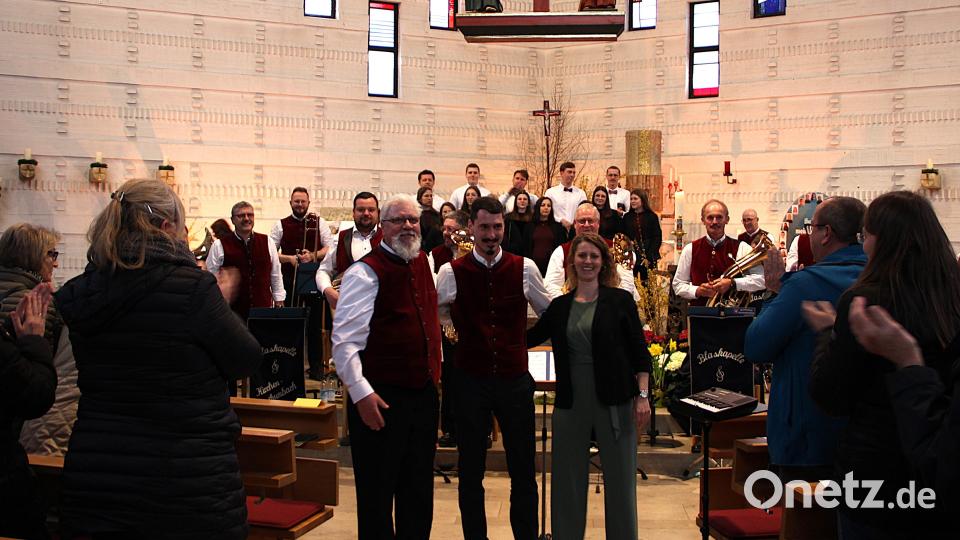 Mit einem eindrucksvollen Mix aus Blasmusik und Chorgesang gestalteten Chor Polyphonia und die Blaskapelle Kirchenthumbach ein Frühlingskonzert voller Emotionen – gekrönt von stehenden Ovationen. Bild: lep