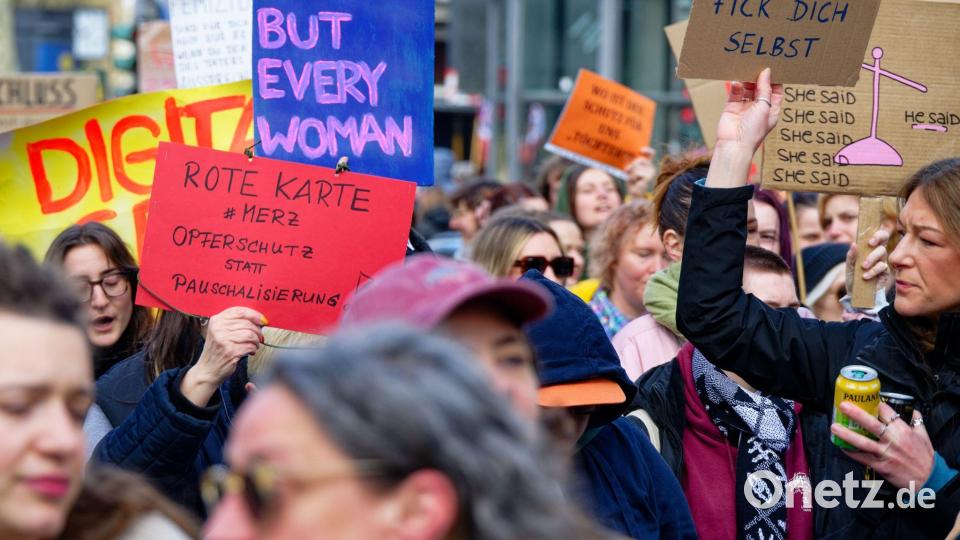 Frauen erleben in Deutschland laut einer Dunkelfeldstudie nahezu viermal so oft wie Männer sexuelle Belästigung. (Archivbild) Bild: Henning Kaiser/dpa