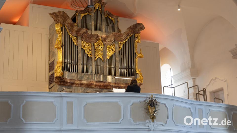 Organist Martin Sturm vor der Orgel auf der Empore der Stadtpfarrkirche Mariä Himmelfahrt in Erbendorf. Der Orgelprospekt stammt aus der Zeit des Barock und war bereits zur Zeit von Max Reger prägend für den Kirchenraum, während das Instrument im Inneren die historische Voit-Orgel aus der Schaffenszeit des Komponisten beherbergt. Bild: Roland Wellenhoefer