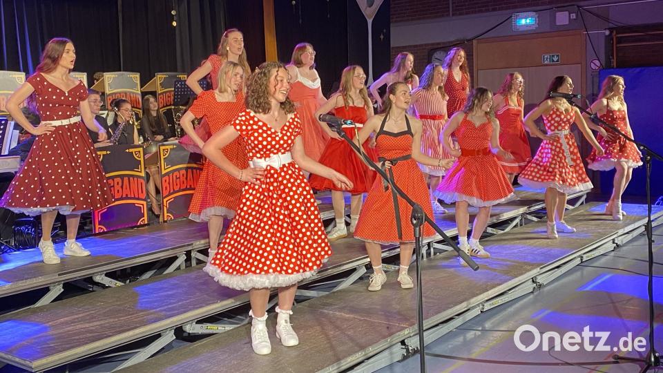 Wie immer ein schwungvolles Highlight des Konzerts: Die Glamour-Girls. Bild: aub