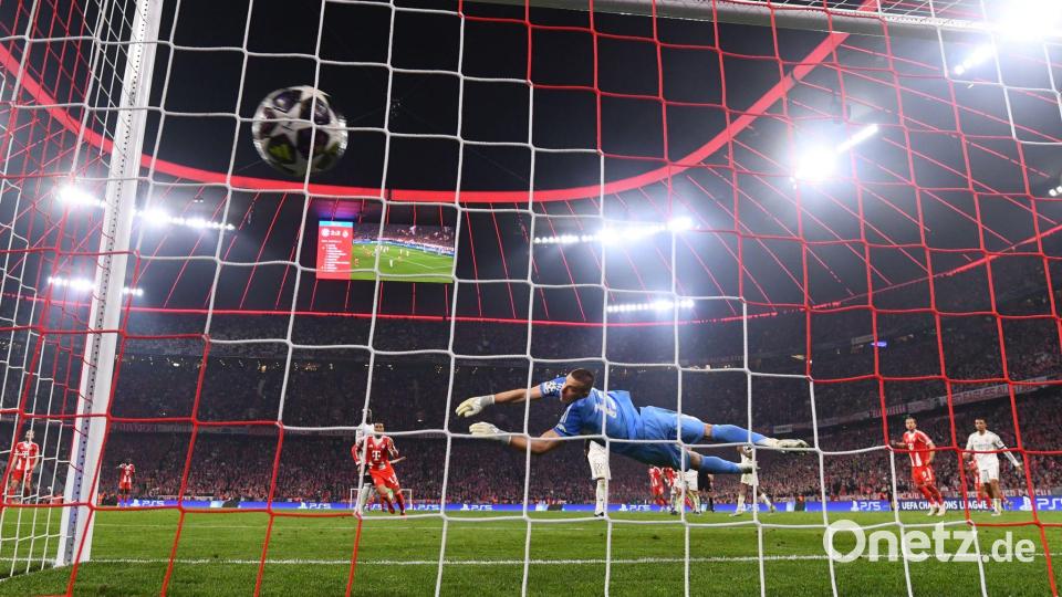 Luis Diaz erzielt gegen Torwart Andriy Lunin das Tor zum 3:3. Bild: Tom Weller/dpa