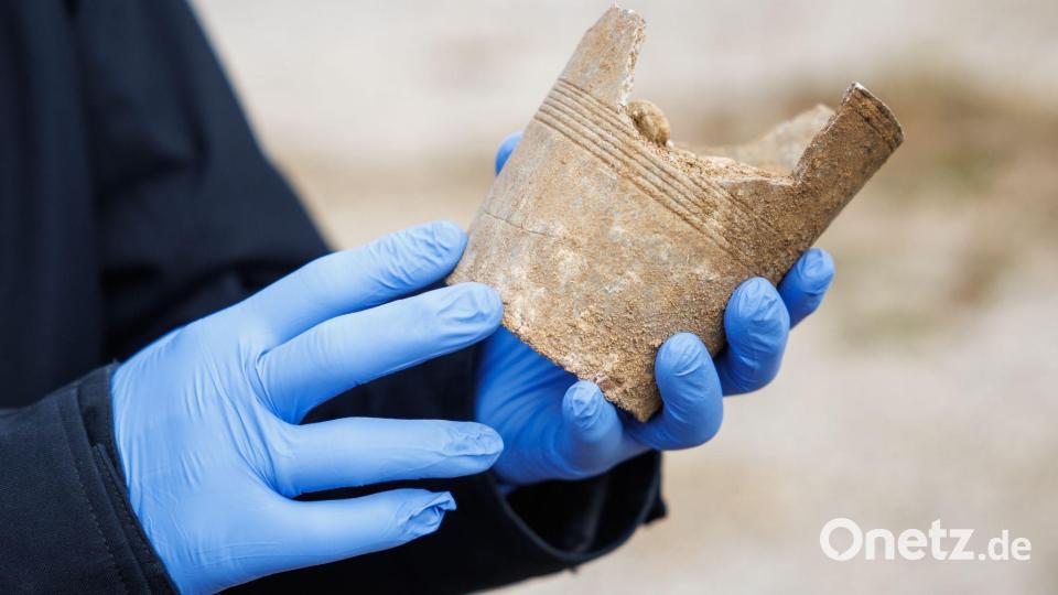 Keramikfunde zählen ebenso dazu, wie etwa Hinweise auf Grabhügel oder Wallanlagen. (Illustration) Bild: Matthias Balk/dpa