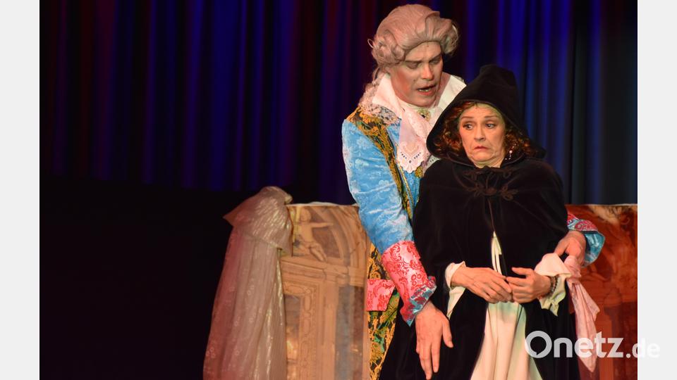 Annina (Gertrud Hankl) geht für ihre Freundin Barbara zum Maskenball, ahnt aber nicht, dass sie dort vom Herzog bedrängt wird, der sie mit Barbara verwechselt. Bild: ubb