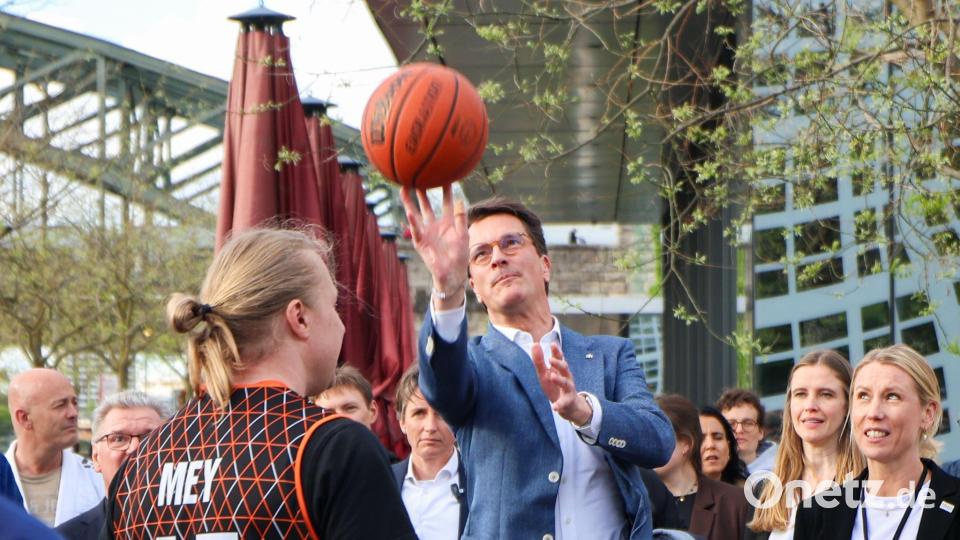 Ministerpräsident Hendrik Wüst legt sich für die NRW-Bewerbung mächtig ins Zeug. Bild: Christoph Reichwein/dpa