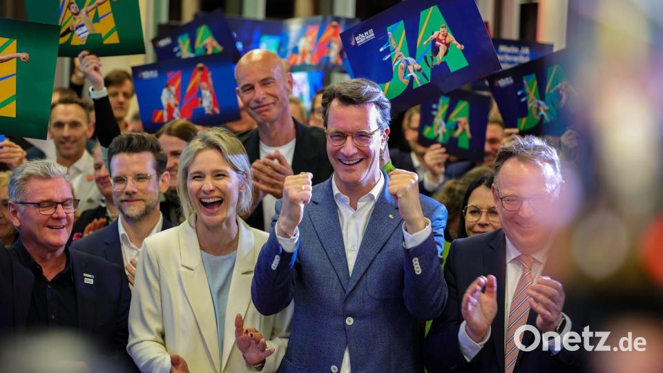 Hendrik Wüst, Ministerpräsident des Landes Nordrhein-Westfalen, jubelt. Bild: Christoph Reichwein/dpa