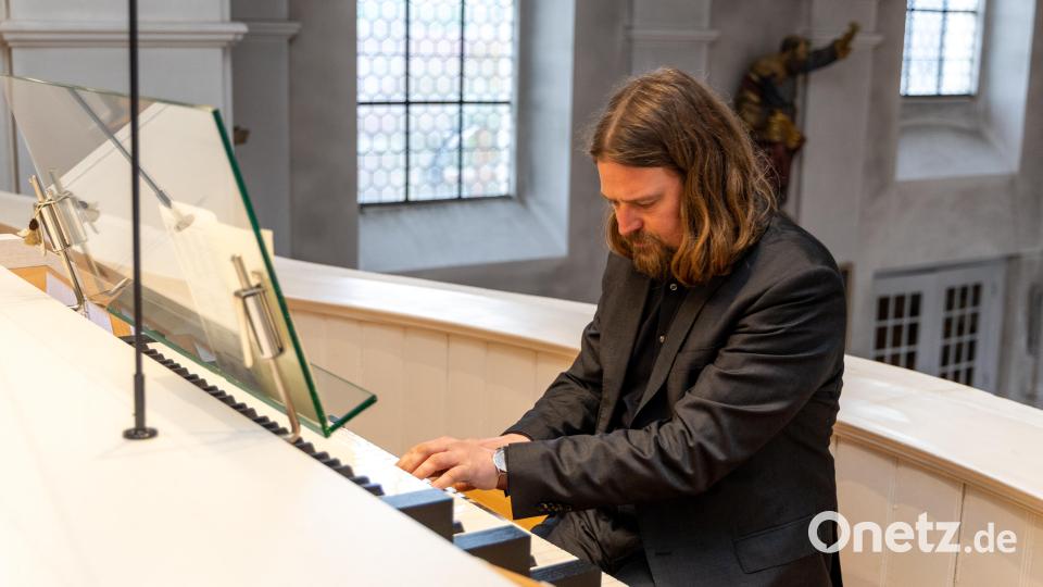Martin Sturm am Spieltisch der Voit-Orgel in der Stadtpfarrkirche Mariä Himmelfahrt in Erbendorf – mit ihren vielfältigen klanglichen und registrierbaren Möglichkeiten. Bild: Roland Wellenhoefer