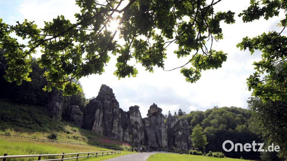 Die Externsteine sind eine markante Sandstein-Felsformation im Teutoburger Wald - eine Natursehenswürdigkeit Deutschlands. (Archivbild) Bild: picture alliance / dpa
