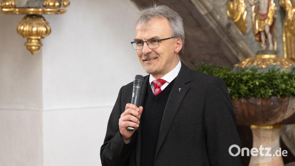 Stadtpfarrer Martin Besold begrüßte die zahlreichen Besucher des Konzertes. Die Voit-Orgel sei in Erbendorf quasi wieder „auferstanden“ und passe besonders gut in die nachösterliche Zeit. Bild: Roland Wellenhoefer