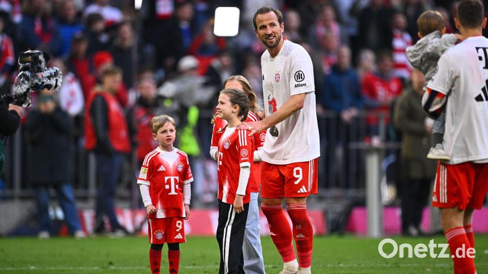 Harry Kane genießt seine zweite Meisterschaft mit dem FC Bayern mit seinen Kindern. Bild: Tom Weller/dpa