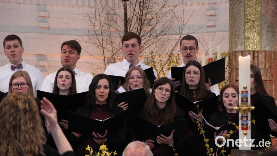 Mit Herzblut sind die Sängerinnen und Sänger vom Chor Polyphonia bei der Sache und verzauberten mit ihrer Musik die Zuhörer in der gut gefüllten Pfarrkirche Mariä Himmelfahrt. Bild: lep