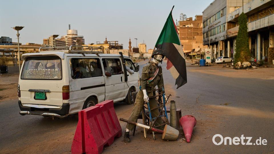 Soldaten-Puppe am Kontrollpunkt Bild: Bernat Armangue/AP/dpa