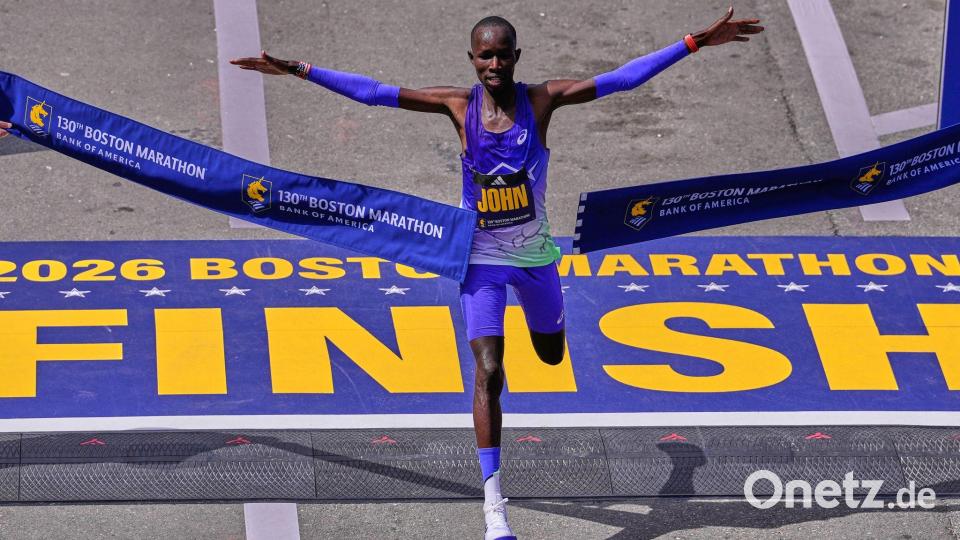 Leichtathletik: Marathon, Männer, John Korir aus Kenia durchbricht das Band und gewinnt den Boston-Marathon. Bild: Charles Krupa/AP/dpa