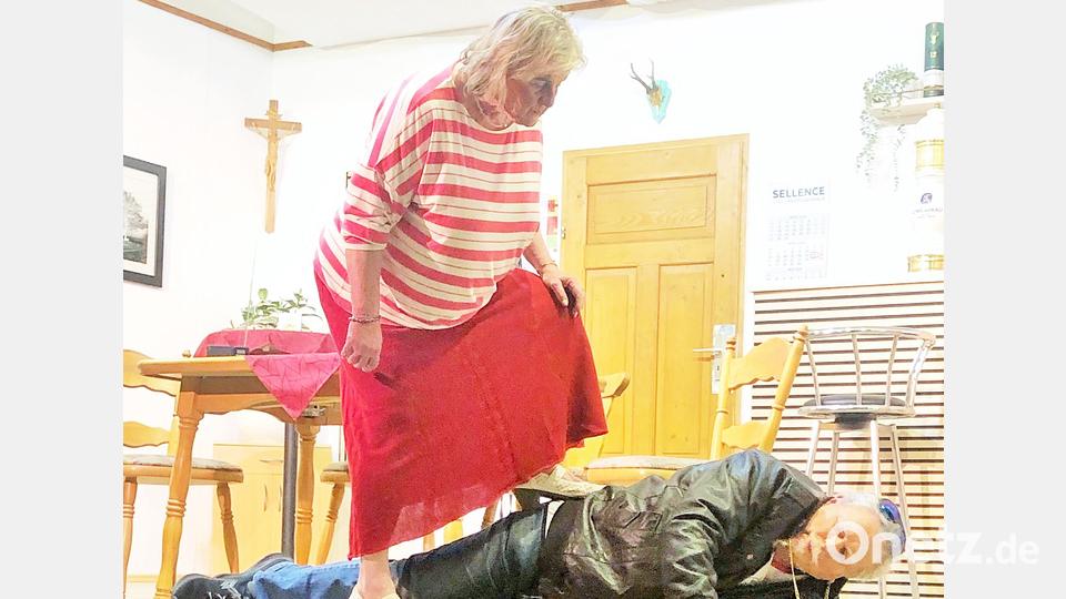 Als von Franz peinliche Einzelheiten einer Italienreise ans Licht kommen muss er bei Traudl büßen. (Gabi Reißer und Heribert Ficker) Bild: sei