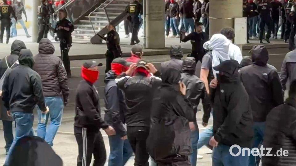 Vor dem Spiel des FC Bayern gegen den VfB Stuttgart kam es zu einer Schlägerei zwischen rivalisierenden Fans. Bild: -/EinsatzReport24/dpa