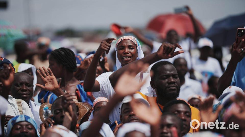 Gespannnte Erwartung: Gläubige in Saurimo vor einer von Papst Leo XIV. zelebrierten Messe. Bild: Andrew Medichini/AP/dpa
