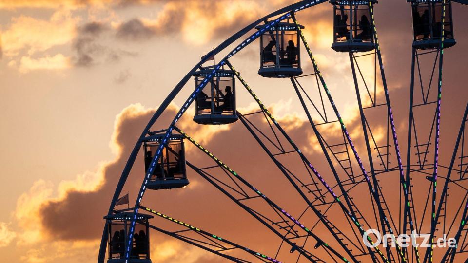Menschen fahren auf dem Riesenrad am Bürkliplatz nach der Böögg-Verbrennung am Zürcher Sechseläuten. Bild: Andreas Becker/KEYSTONE/dpa