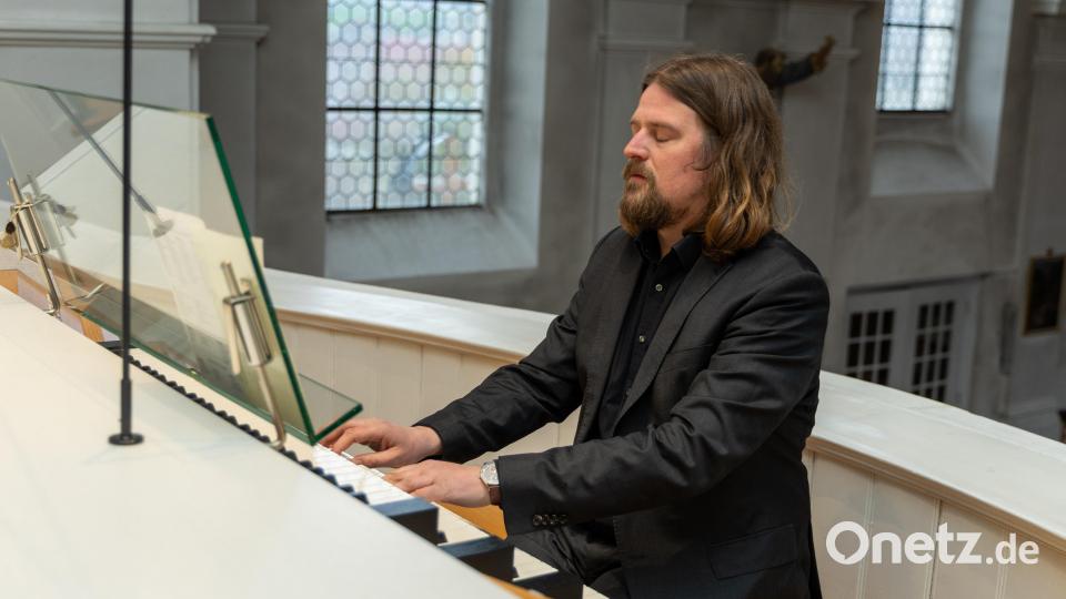 Martin Sturm am Spieltisch der Voit-Orgel in der Stadtpfarrkirche Mariä Himmelfahrt in Erbendorf – mit ihren vielfältigen klanglichen und registrierbaren Möglichkeiten. Bild: Roland Wellenhoefer