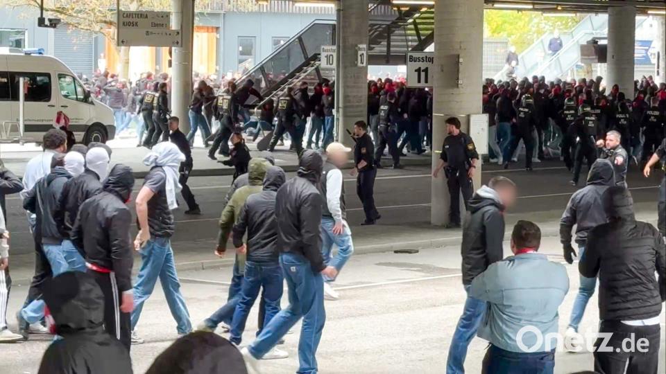 Fans von Bayern und Stuttgart liefern sich eine Schlägerei in der Nähe der Allianz Arena. Bild: -/EinsatzReport24/dpa