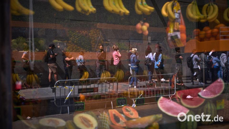 Migranten stehen vor dem Rathaus von Barcelona Schlange, um die Papiere für die spanische Einwanderungsamnestie zu erhalten und so einen legalen Status zu erlangen. Bild: Emilio Morenatti/AP/dpa