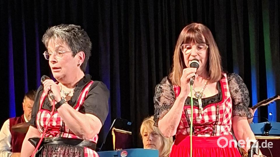 Elke Hackbarth und Sonja Träger (von links) erwiesen sich als versiertes Gesangsduett. Bild: mas