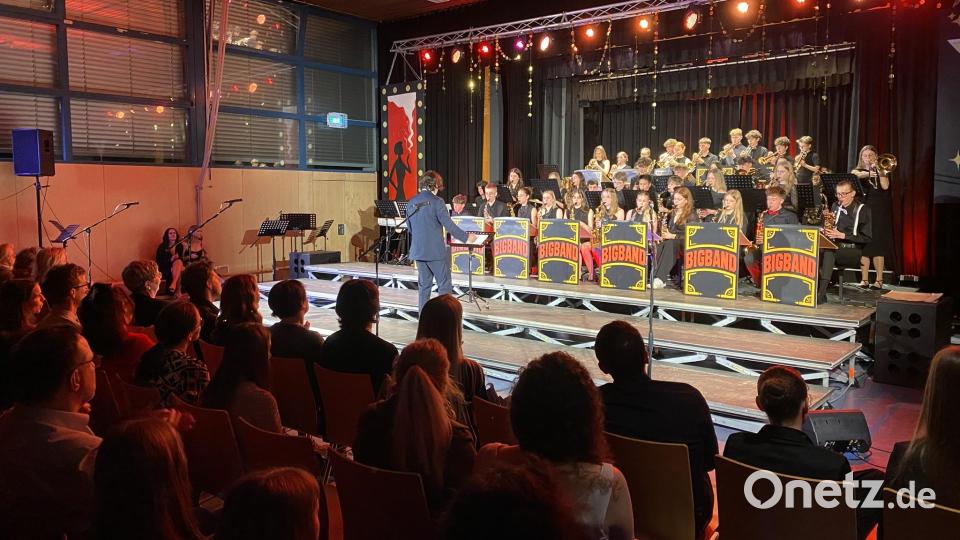 Gespickt mit mehreren Soloeinlagen sorgte die Big Band des Nabburger Gymnasiums unter Leitung von Stefan Schindler für einen musikalisch begeisternden Jazz-Abend. Bild: aub