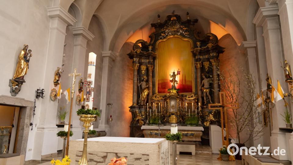 Der österlich geschmückte Altarraum der Stadtpfarrkirche Mariä Himmelfahrt in Erbendorf. Bild: Roland Wellenhoefer