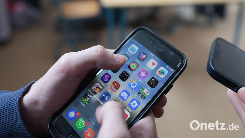 Wie oft, wie viel, wie lang? Die Nutzung digitaler Medien ist zwischen Eltern und ihren Kindern oft ein wunder Punkt. (Archivbild) Bild: Marcus Brandt/dpa