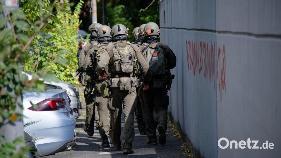 Nach dem Angriff an der Schule konnte der Täter zunächst flüchten. (Archivbild) Bild: Henning Kaiser/dpa
