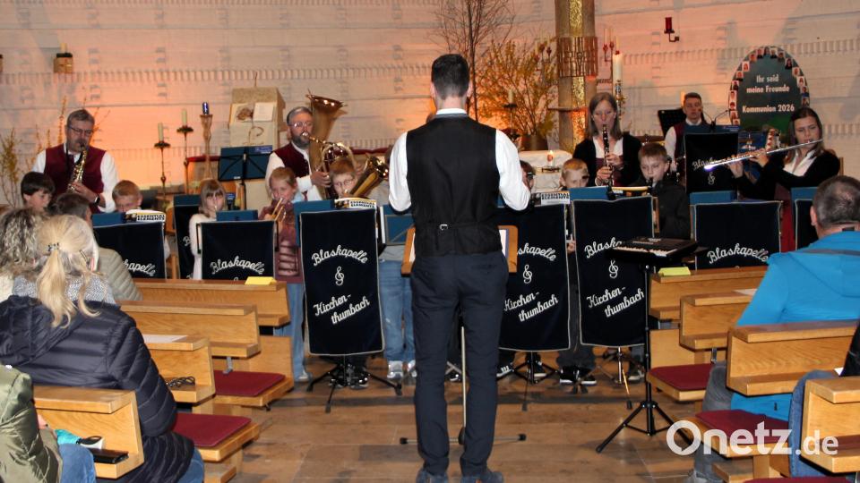 Die Bläserklasse der Grundschule Kirchenthumbach unter Leitung von Marcel Failner gaben auch einige Stücke zum Besten. Unterstützt wurden sie von einigen „Großen“ je Register. Bild: lep