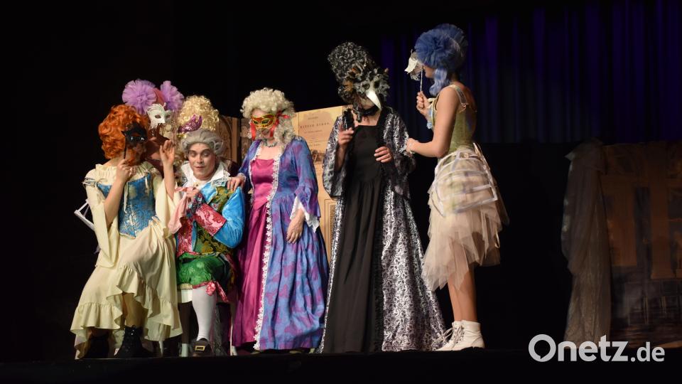 Die Frauen umschwärmen den Herzog und laufen wegen ihm sogar ihren Ehemännern davon. Bild: ubb