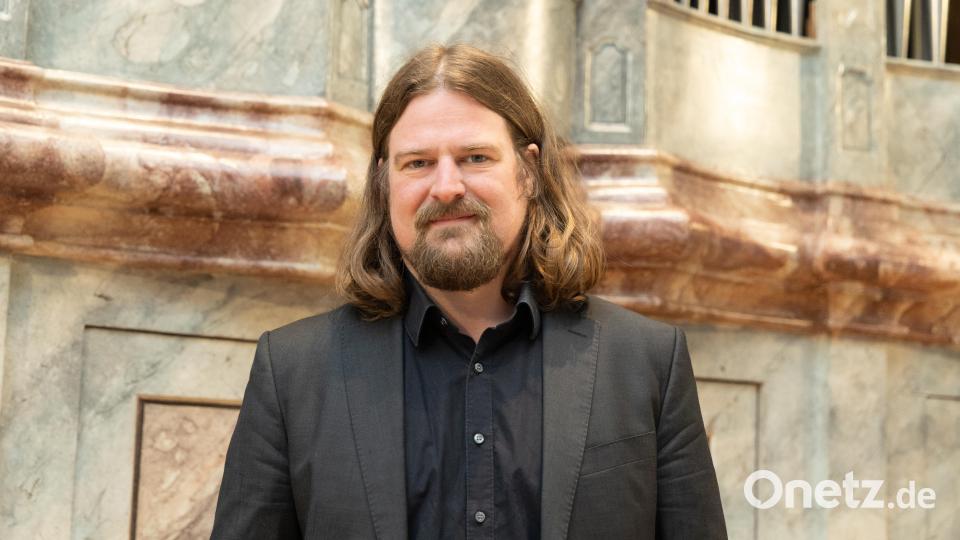 Professor Martin Sturm vor der Orgel auf der Empore der Stadtpfarrkirche Mariä Himmelfahrt in Erbendorf. Bild: Roland Wellenhoefer