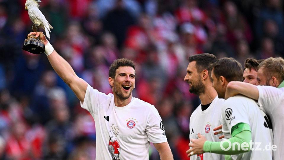 Leon Goretzka feiert mit der Kultfigur Kakadu. Bild: Tom Weller/dpa