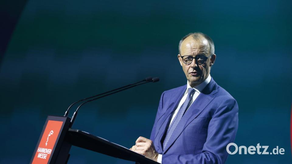 Kanzler Merz muss sich auf der Messe auch Kritik aus der Industrie anhören. Bild: Moritz Frankenberg/dpa