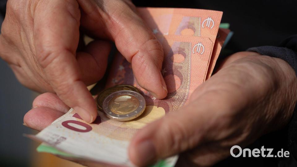 Wer im Alter nur auf die gesetzliche Rente zählen kann, muss in Zukunft womöglich noch mehr rechnen als bisher. (Symbolbild) Bild: Fernando Gutierrez-Juarez/dpa