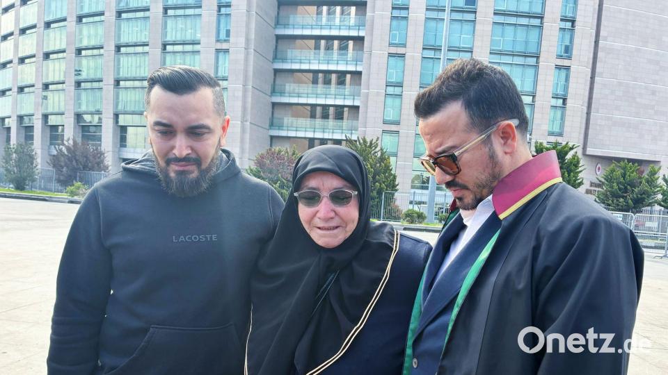 Die Hinterbliebenen der in Istanbul verstorbenen Familie aus Hamburg sind zum Prozessauftakt in Begleitung ihres Anwalts Yasar Balci (rechts) erschienen. Bild: Linda Say/dpa