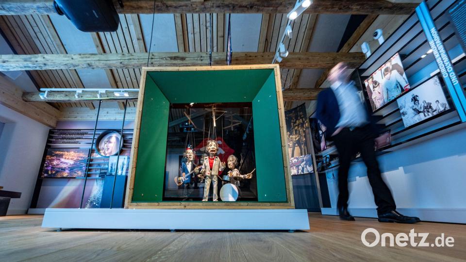 Eine Marionetten-Version der Rolling Stones aus der Augsburger Puppenkiste tritt in der Landesausstellung auf. Bild: Armin Weigel/dpa