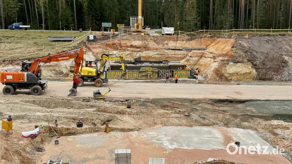 Mittlerweile wurde mit den Schalungsarbeiten der Widerlager für das neue Brückenbauwerk begonnen. Bild: Gabi Schönberger