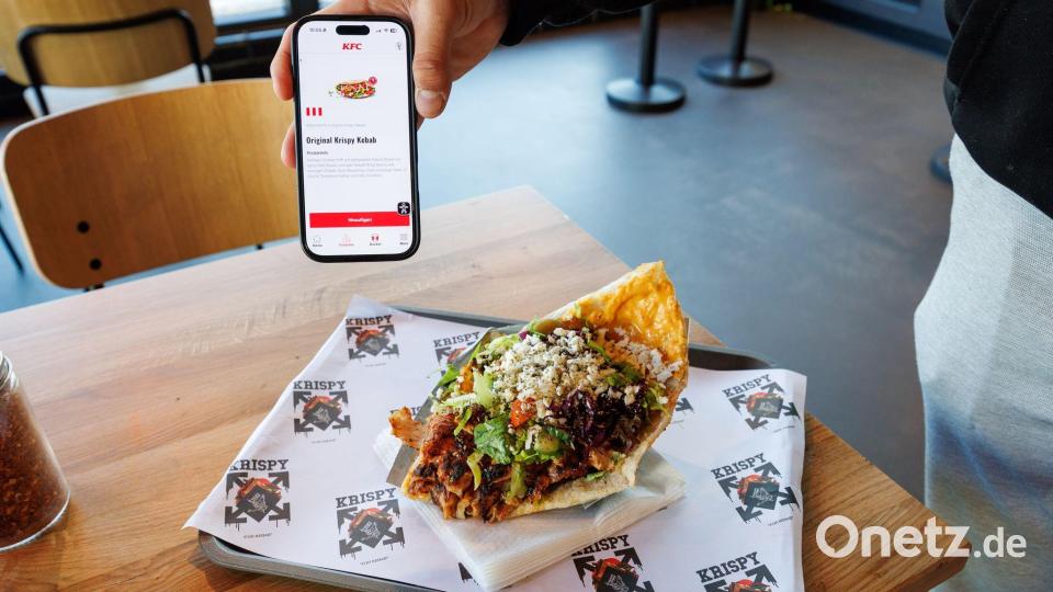 Zwei Mal Krispy Kebab: einmal auf dem Smartphone in der KFC-App und einmal auf einem Tablett in einer Krispy-Kebab-Filiale. Bild: Friso Gentsch/dpa