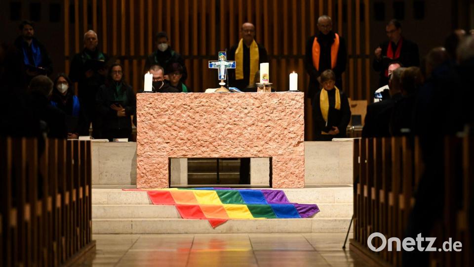 Die katholische Kirche und die Regenbogenflagge - keine unkomplizierte Beziehung. (Archivfoto) Bild: Tobias Hase/dpa