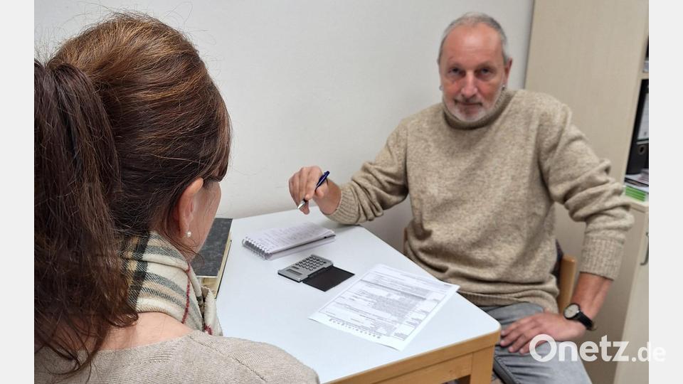 Sozialpädagoge Stefan Zwerenz von der Caritas Tirschenreuth-Wunsiedel berät bei Schulden und Insolvenz – kostenlos und vertraulich. Bild: Veronika Schlosser, Caritas