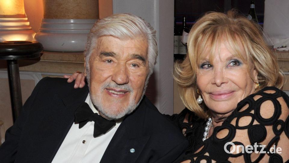 Mario Adorf mit seiner Ehefrau Monique. (Archivbild) Bild: Ursula Düren/dpa