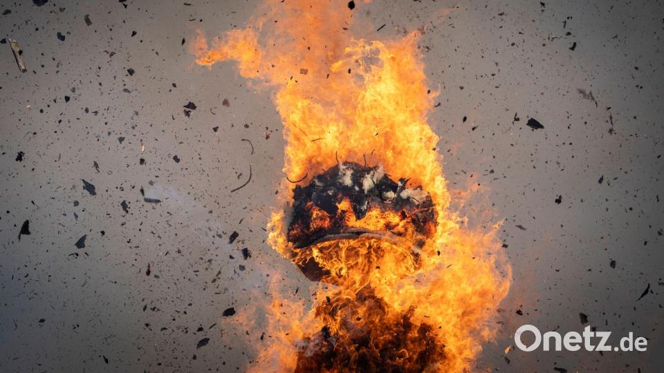 Der Kopf des „Böögg“ explodiert nach 12 Minuten und 48 Sekunden auf dem Sechseläutenplatz in Zürich.  Das Sechseläuten ist ein traditionelles Winterabschlussfest mit einem Umzug von Zünften in historischen Uniformen zu Pferd und der Verbrennung des Böögg, eines symbolischen Schneemanns. Bild: Claudio Thoma/KEYSTONE/dpa